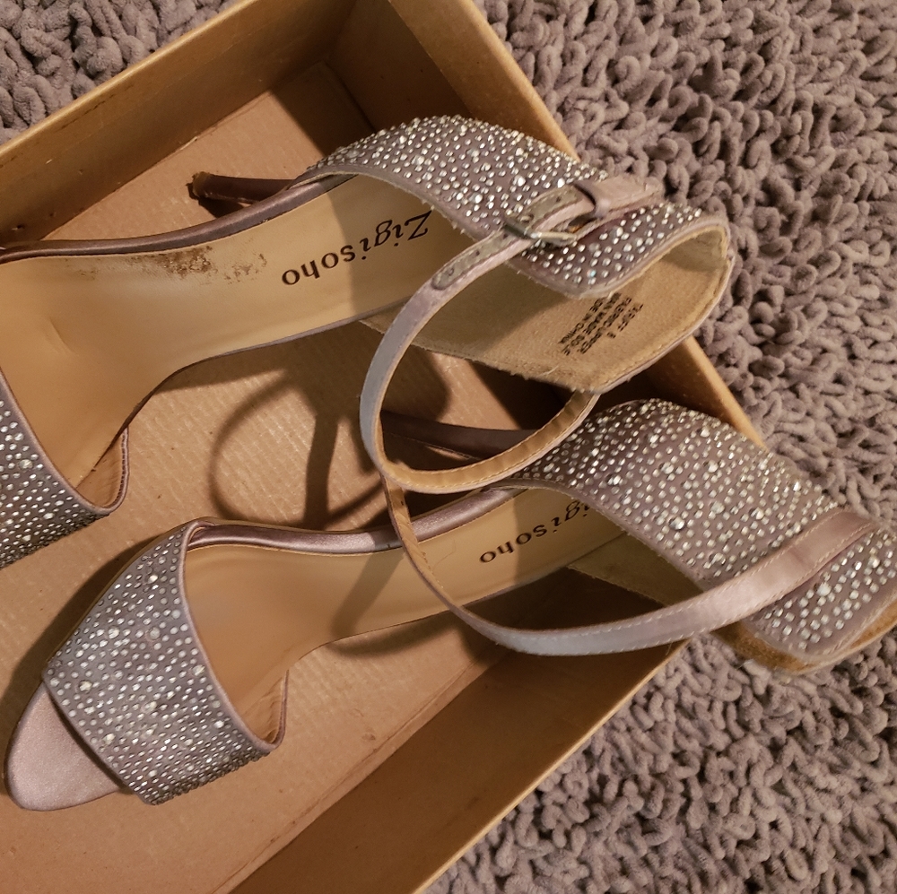 Pumps - Picture 2 of 3
